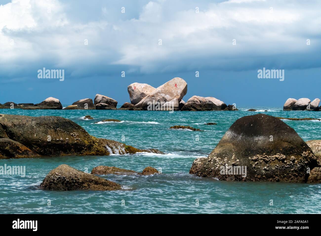 Panoramablick auf die bunte riesige Felsen im Meer der South China Stockfoto