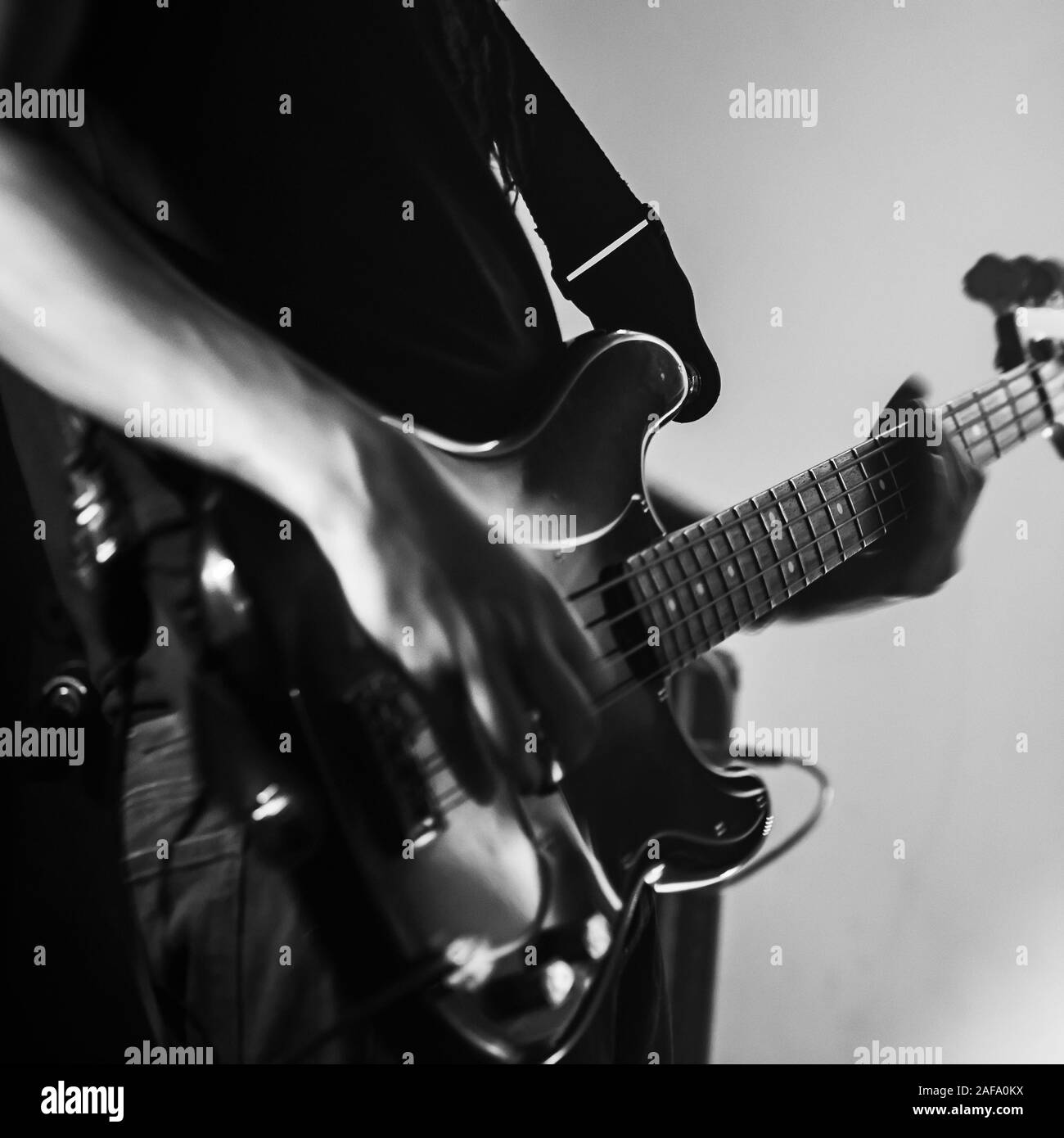 Electric Bass Guitar Player, live Musik Thema. Retro stilisierte square Schwarz und Weiß Foto Stockfoto