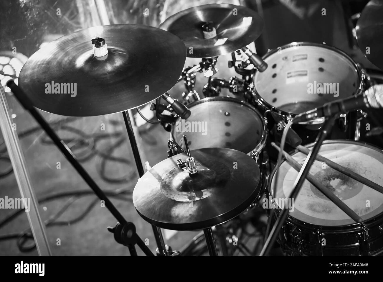 Rock Band Drum in lila Bühne lichter gesetzt, Retro stilisierten Schwarzweiß-Foto Stockfoto
