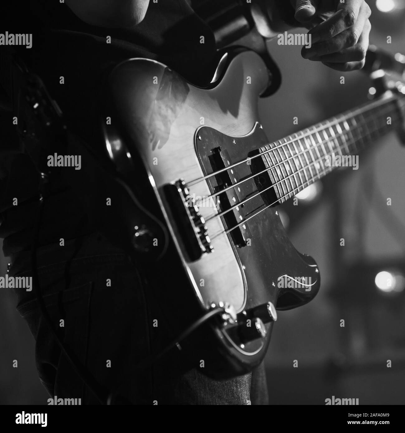 E-Bass Gitarre, live Musik Thema. Retro stilisierte square Schwarz und Weiß Foto Stockfoto