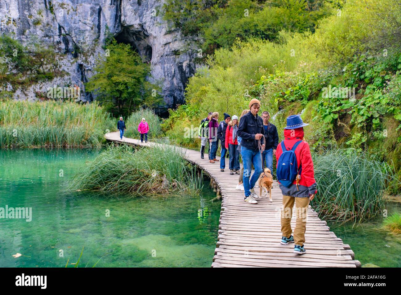 Menschen wandern auf dem Wanderweg im Nationalpark Plitvicer Seen (Plitvička Jezera), ein Nationalpark in Kroatien Stockfoto