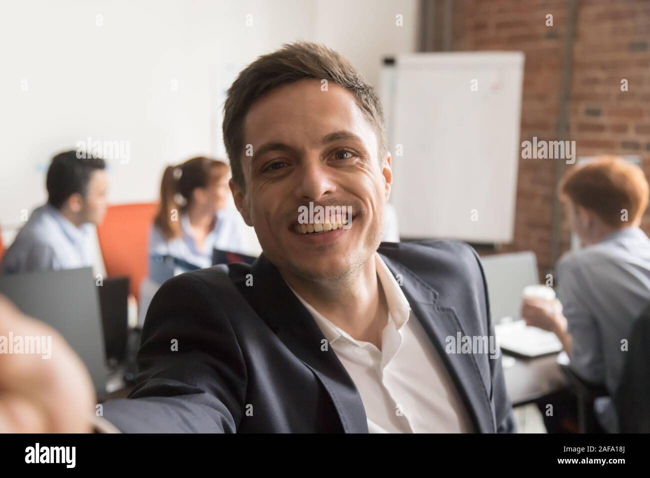 Geschäftsmann in Anzug an Kamera Konferenz video Make Call suchen Stockfoto