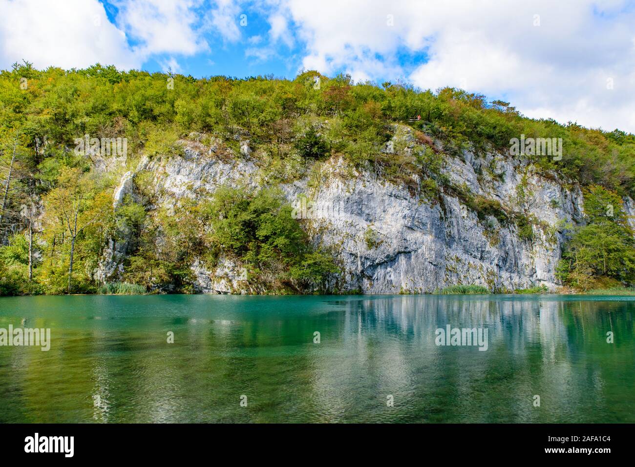 Nationalpark Plitvicer Seen (Plitvička Jezera) mit türkisfarbenen See, Kroatien Stockfoto
