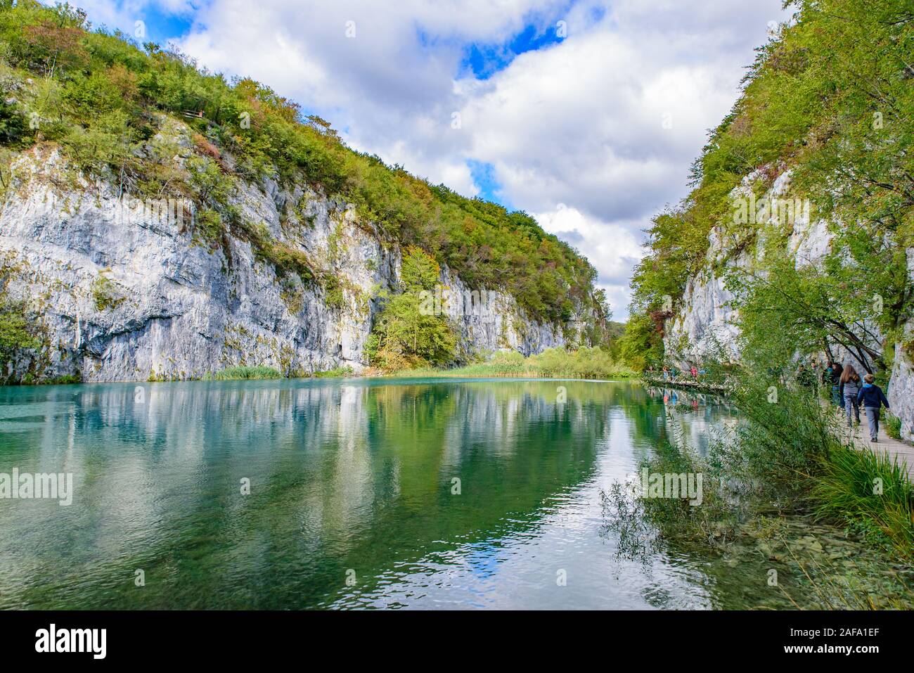 Nationalpark Plitvicer Seen (Plitvička Jezera) mit türkisfarbenen See, Kroatien Stockfoto