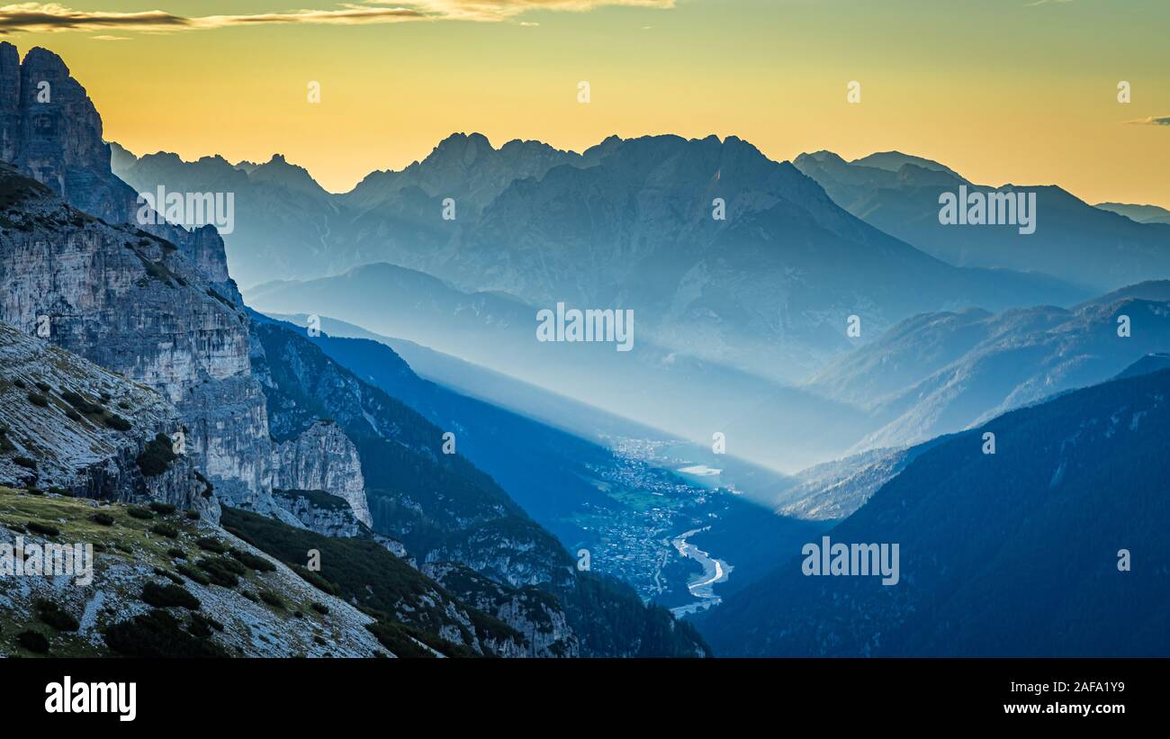 Blick auf nebligen Tal in den Dolomiten bei Sonnenaufgang Stockfoto