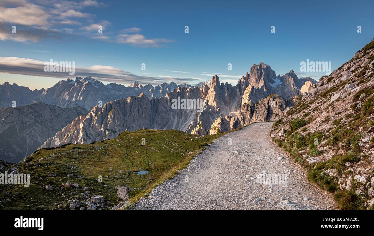 Berge Trail zu Drei Zinnen in den Dolomiten bei Sonnenaufgang Stockfoto
