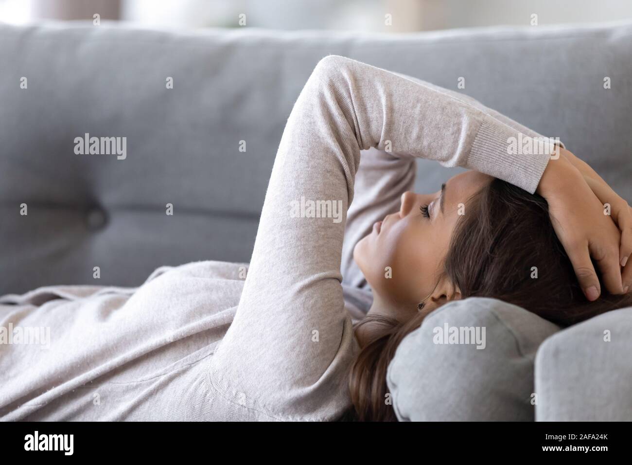 Verärgert liegende Frau auf der Couch leiden unter Problemen Stockfoto