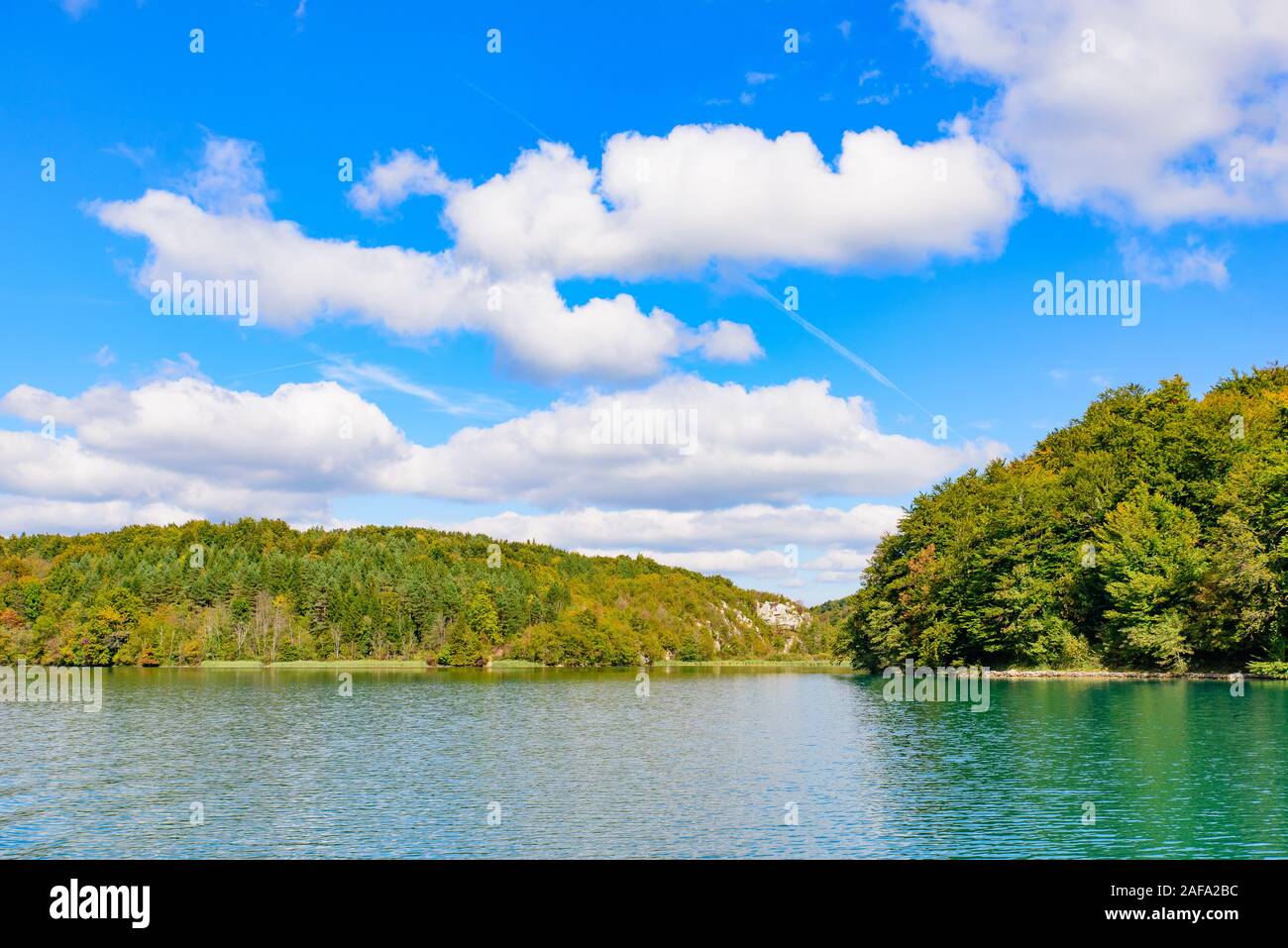 Nationalpark Plitvicer Seen (Plitvička Jezera) mit türkisfarbenen See, Kroatien Stockfoto