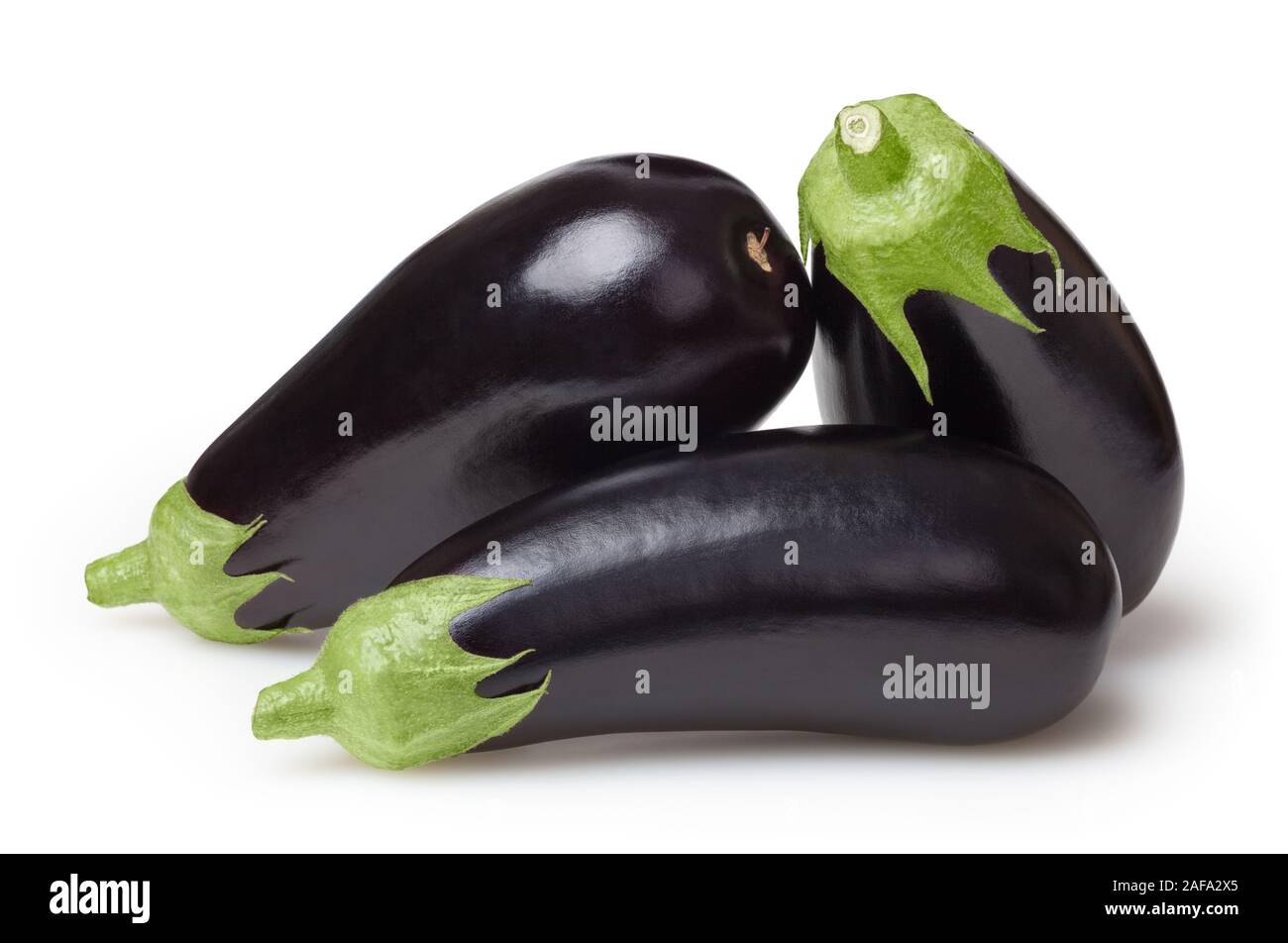 Frische Auberginen auf weißem Hintergrund mit Freistellungspfad isoliert Stockfoto