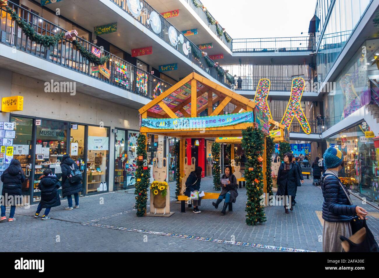 Seoul, Südkorea. November 30th, 2019: die Menschen einkaufen in Insadong, einem lebhaften Viertel, hat eine lange Geschichte als Markt. Stockfoto