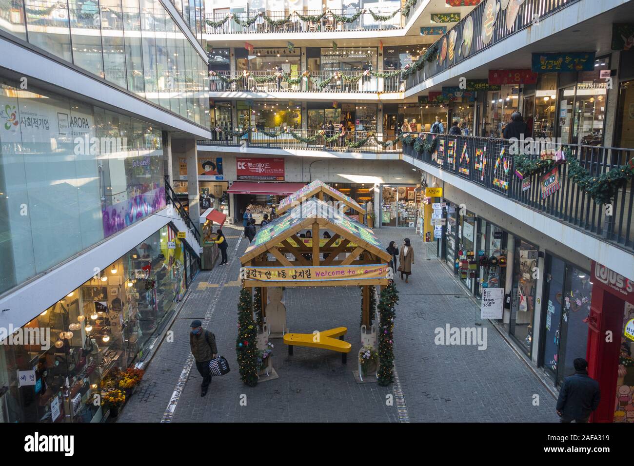 Seoul, Südkorea. November 30th, 2019: die Menschen einkaufen in Insadong, einem lebhaften Viertel, hat eine lange Geschichte als Markt. Stockfoto