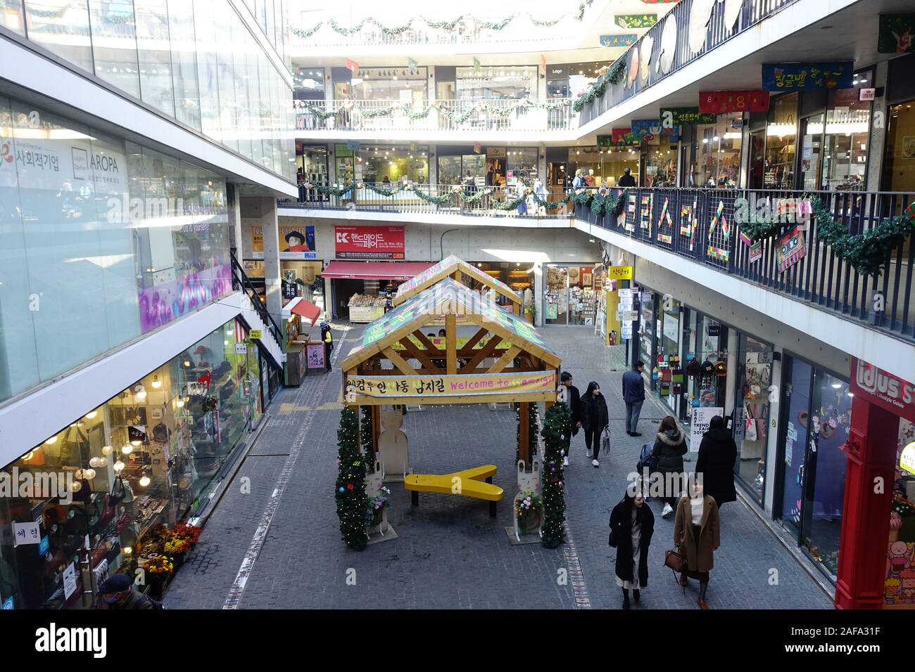 Seoul, Südkorea. November 30th, 2019: die Menschen einkaufen in Insadong, einem lebhaften Viertel, hat eine lange Geschichte als Markt. Stockfoto