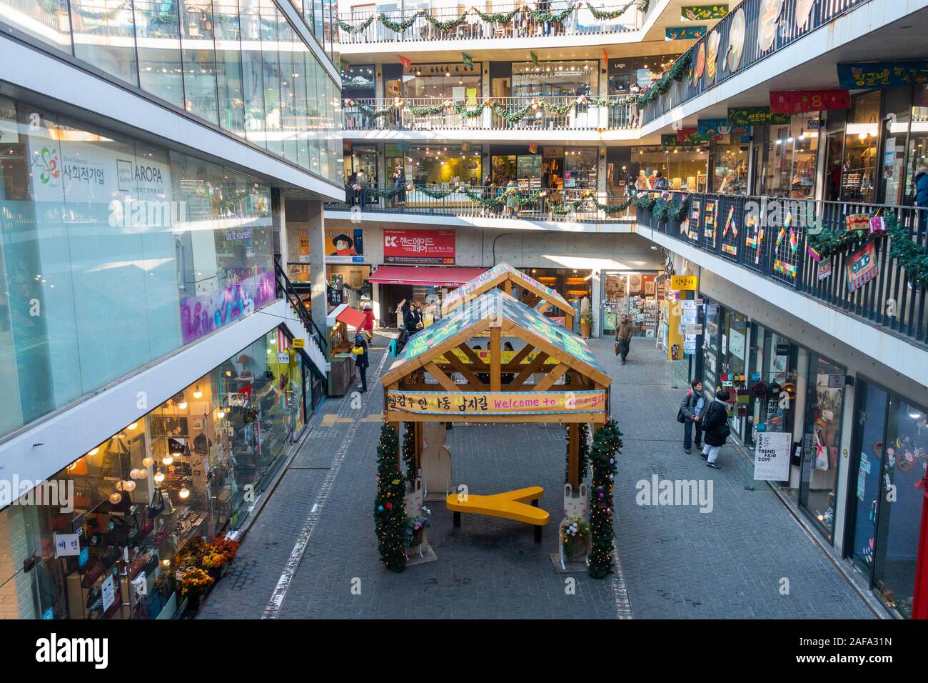 Seoul, Südkorea. November 30th, 2019: die Menschen einkaufen in Insadong, einem lebhaften Viertel, hat eine lange Geschichte als Markt. Stockfoto