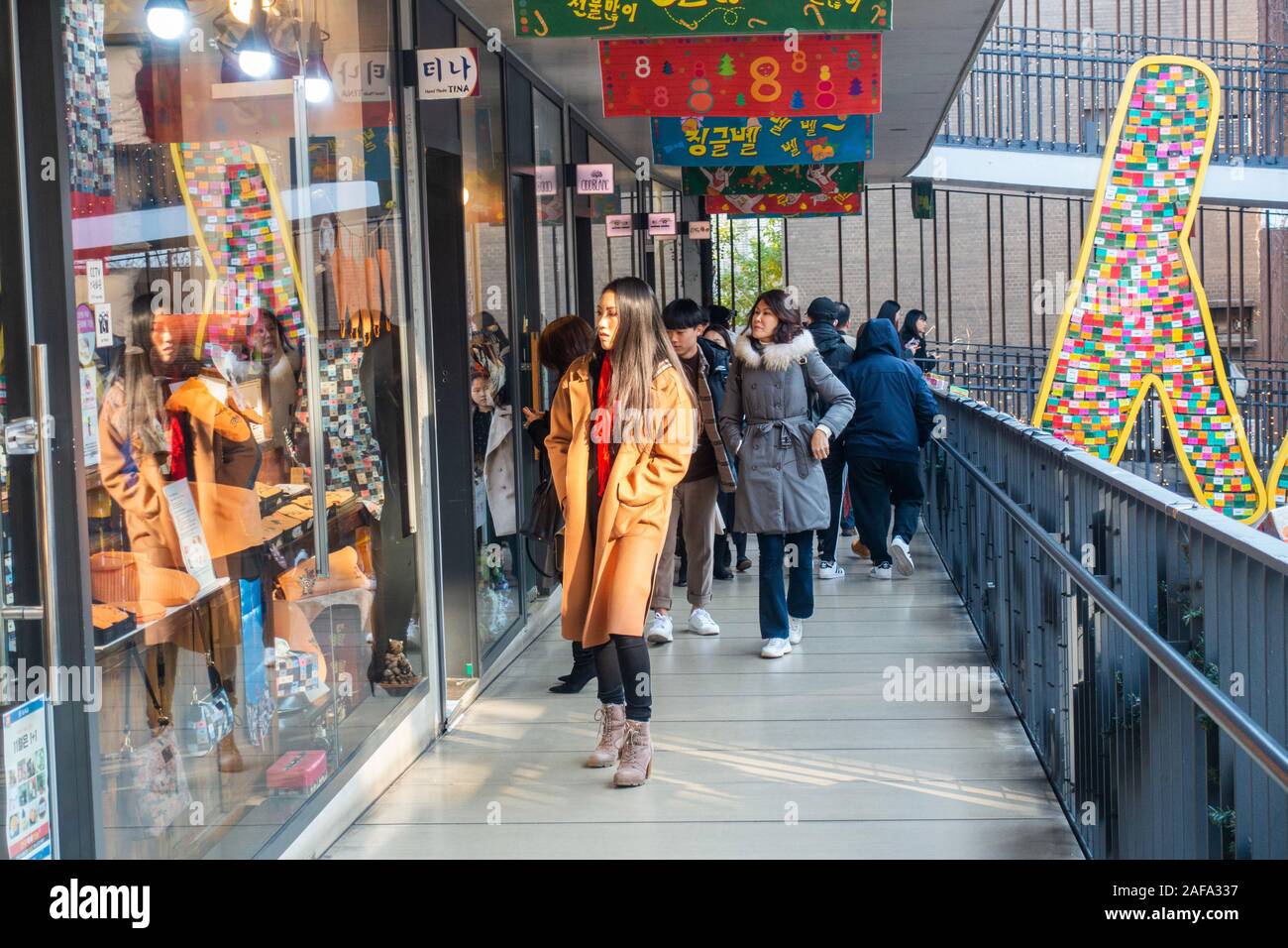 Seoul, Südkorea. November 30th, 2019: die Menschen einkaufen in Insadong, einem lebhaften Viertel, hat eine lange Geschichte als Markt. Stockfoto