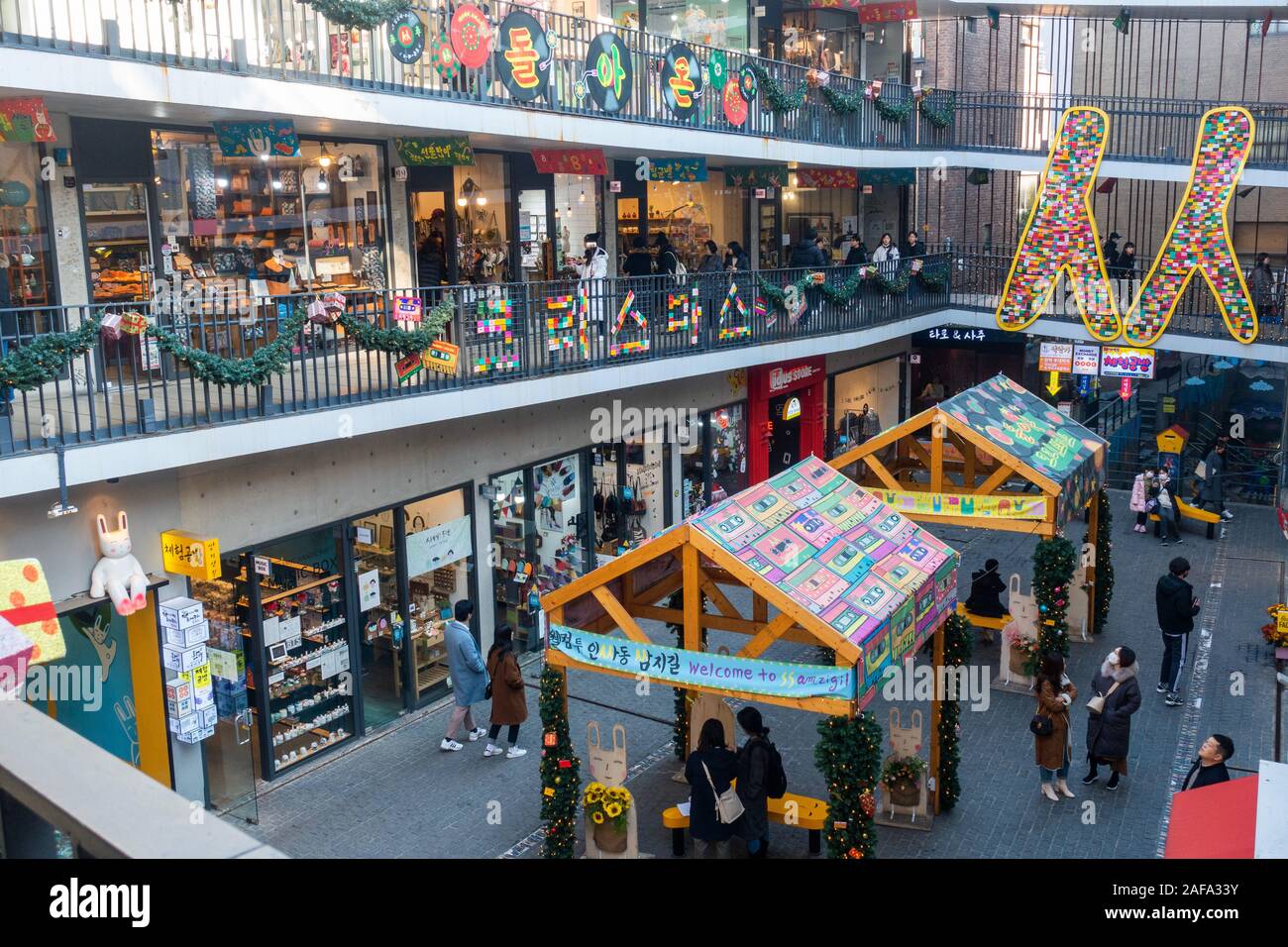 Seoul, Südkorea. November 30th, 2019: die Menschen einkaufen in Insadong, einem lebhaften Viertel, hat eine lange Geschichte als Markt. Stockfoto