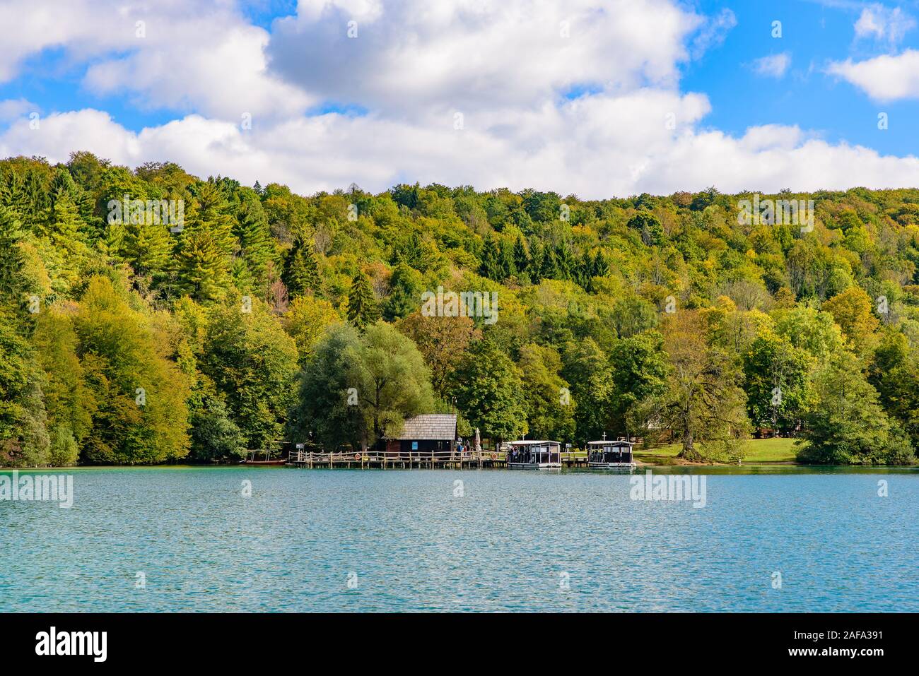 Nationalpark Plitvicer Seen (Plitvička Jezera) mit türkisfarbenen See, Kroatien Stockfoto