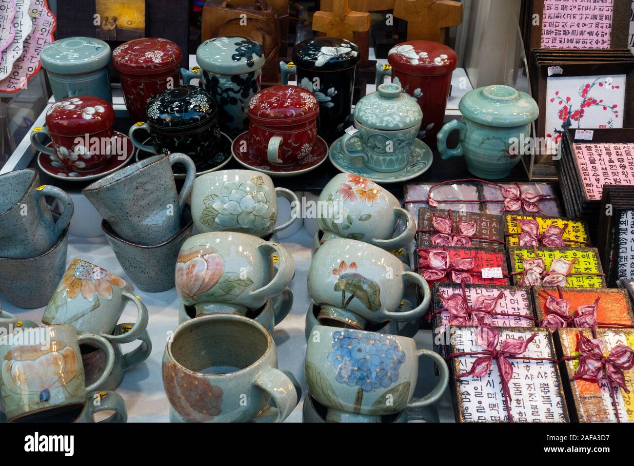 Seoul, Südkorea. November 30th, 2019: Handwerk für Verkauf bei Insadong Markt. Stockfoto