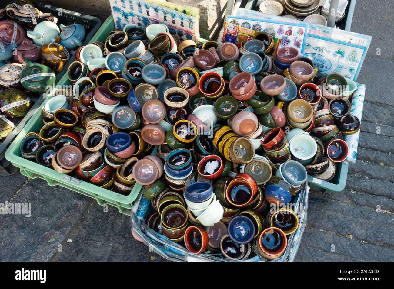 Seoul, Südkorea. November 30th, 2019: Handwerk für Verkauf bei Insadong Markt. Stockfoto
