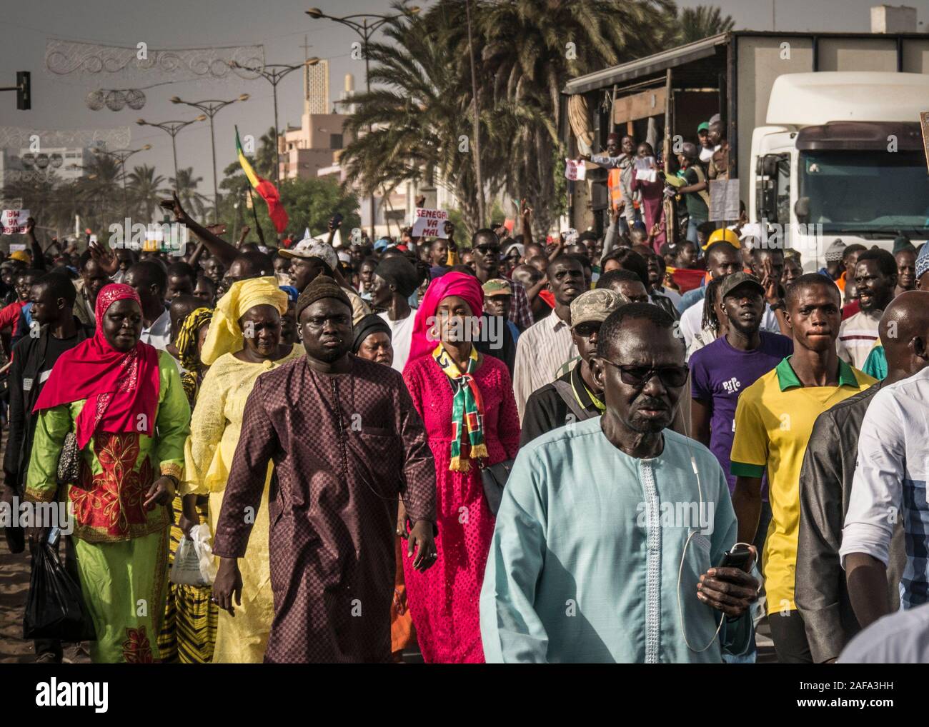 Dakar, Senegal. 13 Dez, 2019. Menschen gehen auf die Straße die Erhöhung der Strompreise in Dakar, Senegal, Dez. 13, 2019 zu protestieren. Credit: Louis Denga/Xinhua/Alamy leben Nachrichten Stockfoto