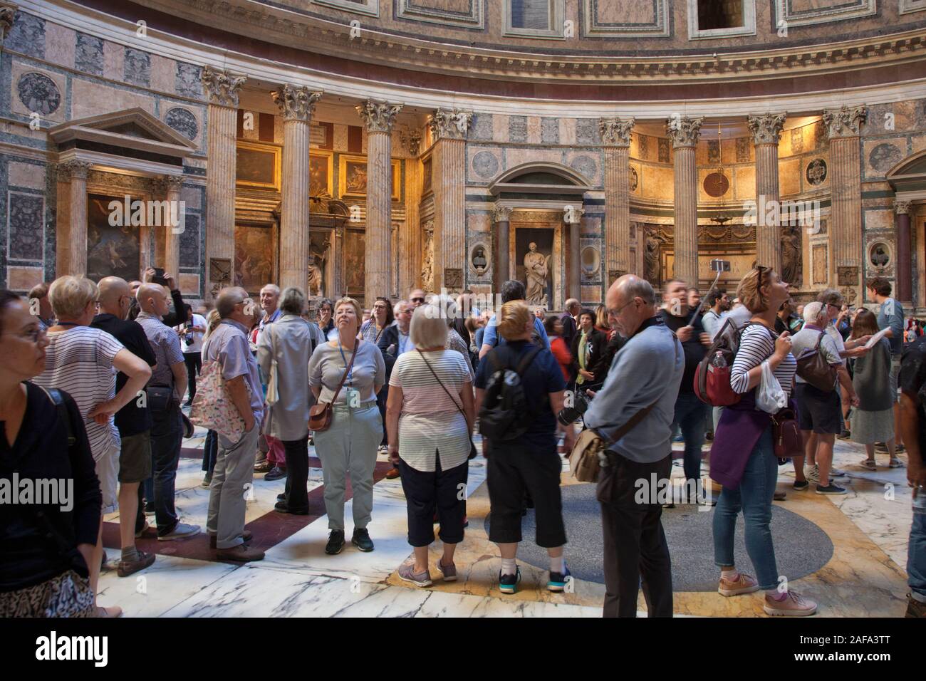 Besucher in das Pantheon in Rom, eine ehemalige römische Tempel und jetzt eine Kirche Stockfoto