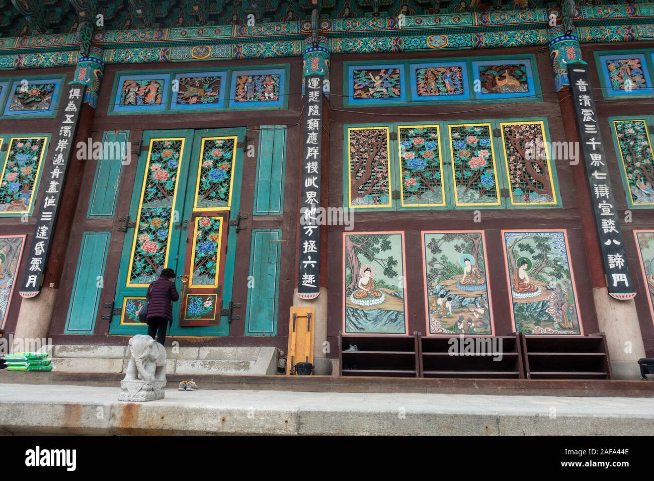 Seoul, Südkorea. 30. November 2019: Einrichtung der Außenwand Jogyesa buddhistischer Tempel. Stockfoto