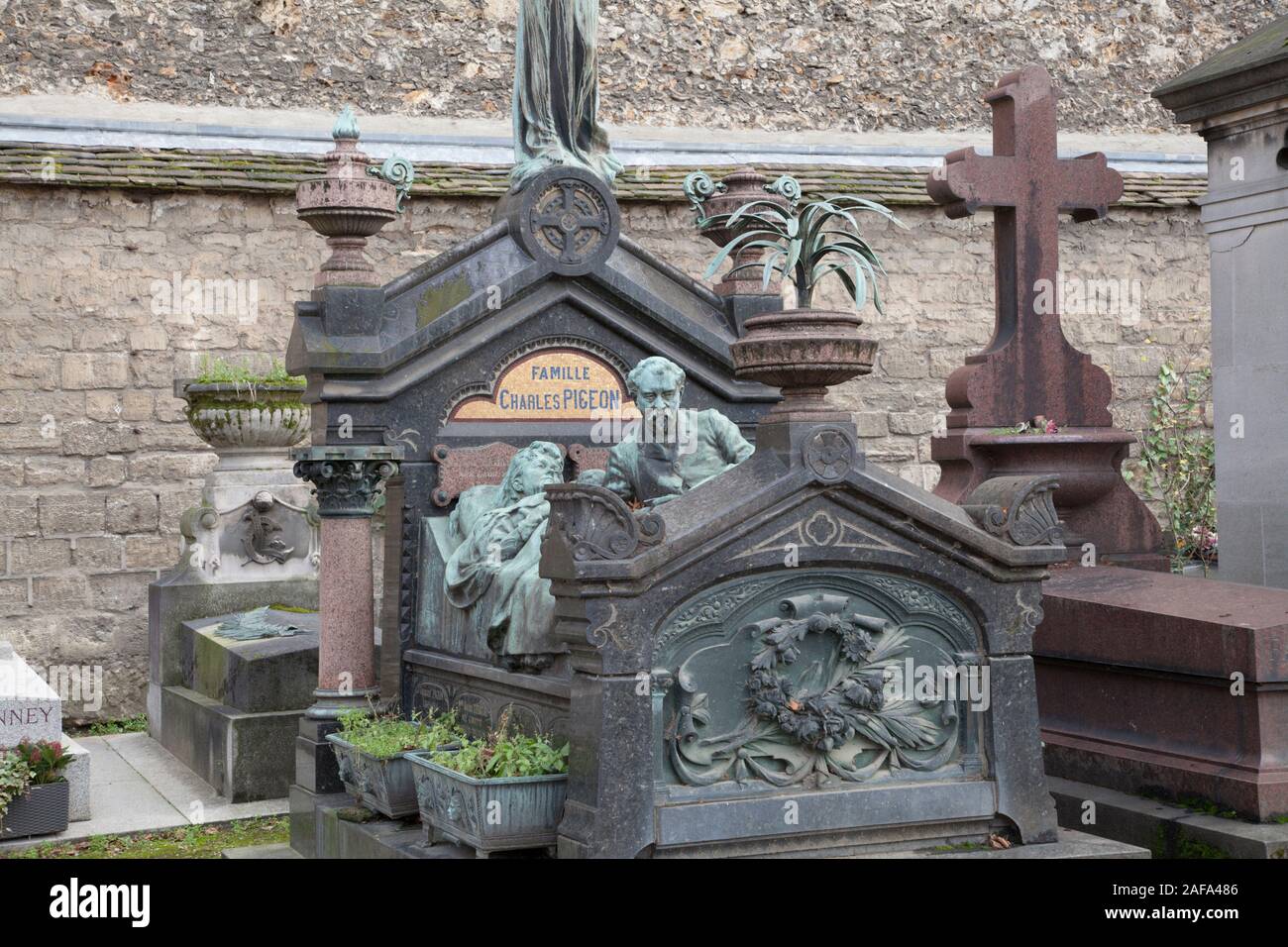 Die Familie Grab von Charles Taube in Friedhof Montparnasse in Paris verfügt über einen lebensgrossen Bronze von Pigeon und seine Frau Stockfoto