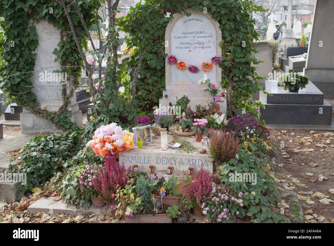 Das Grab von experimentellen Filmemacher Agnes Varda und ihr Ehemann Jacques Demy in Friedhof Montparnasse in Paris. Stockfoto