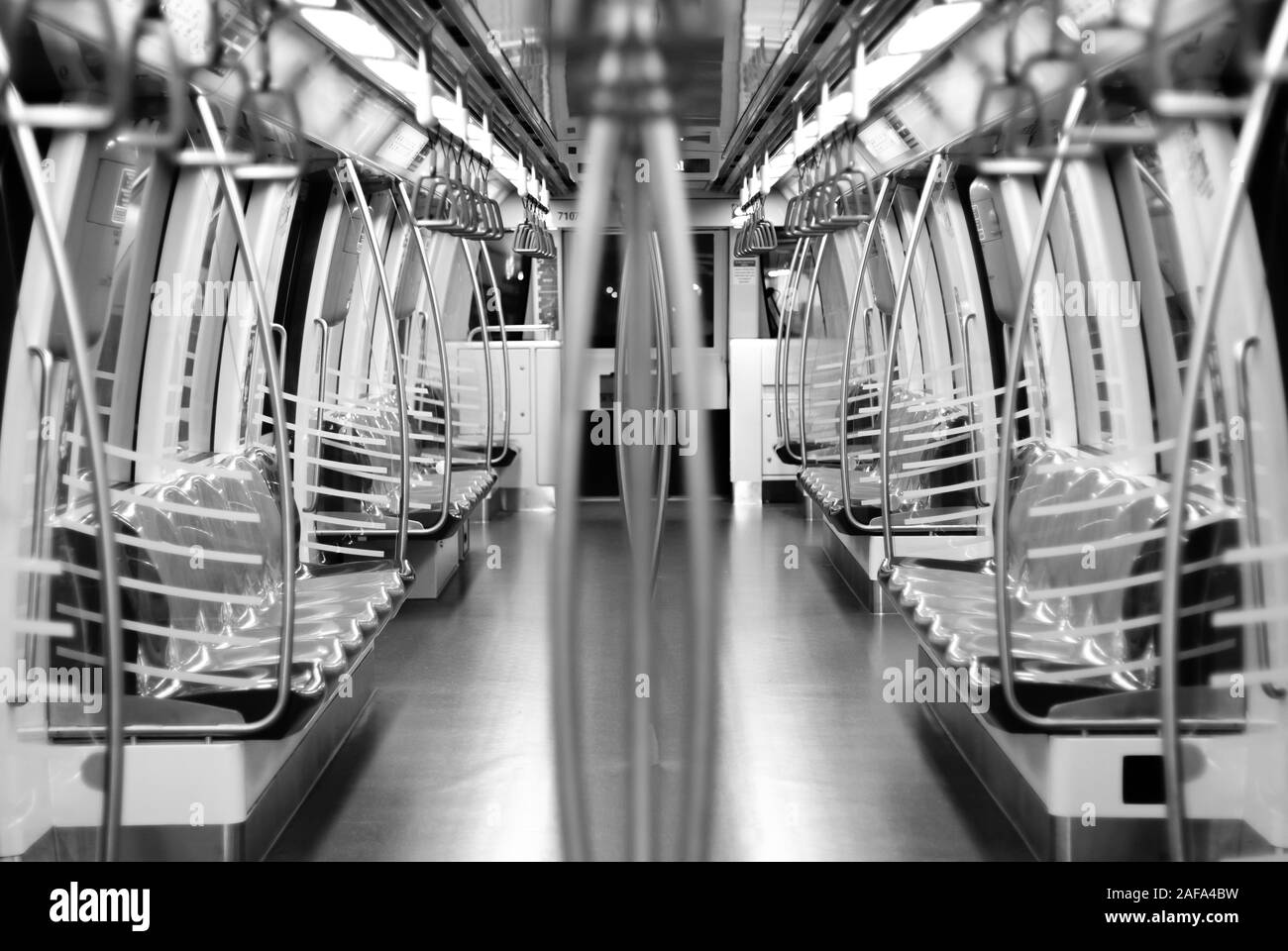 Ansicht des Korridors in Leere u-bahn Innen Stockfoto