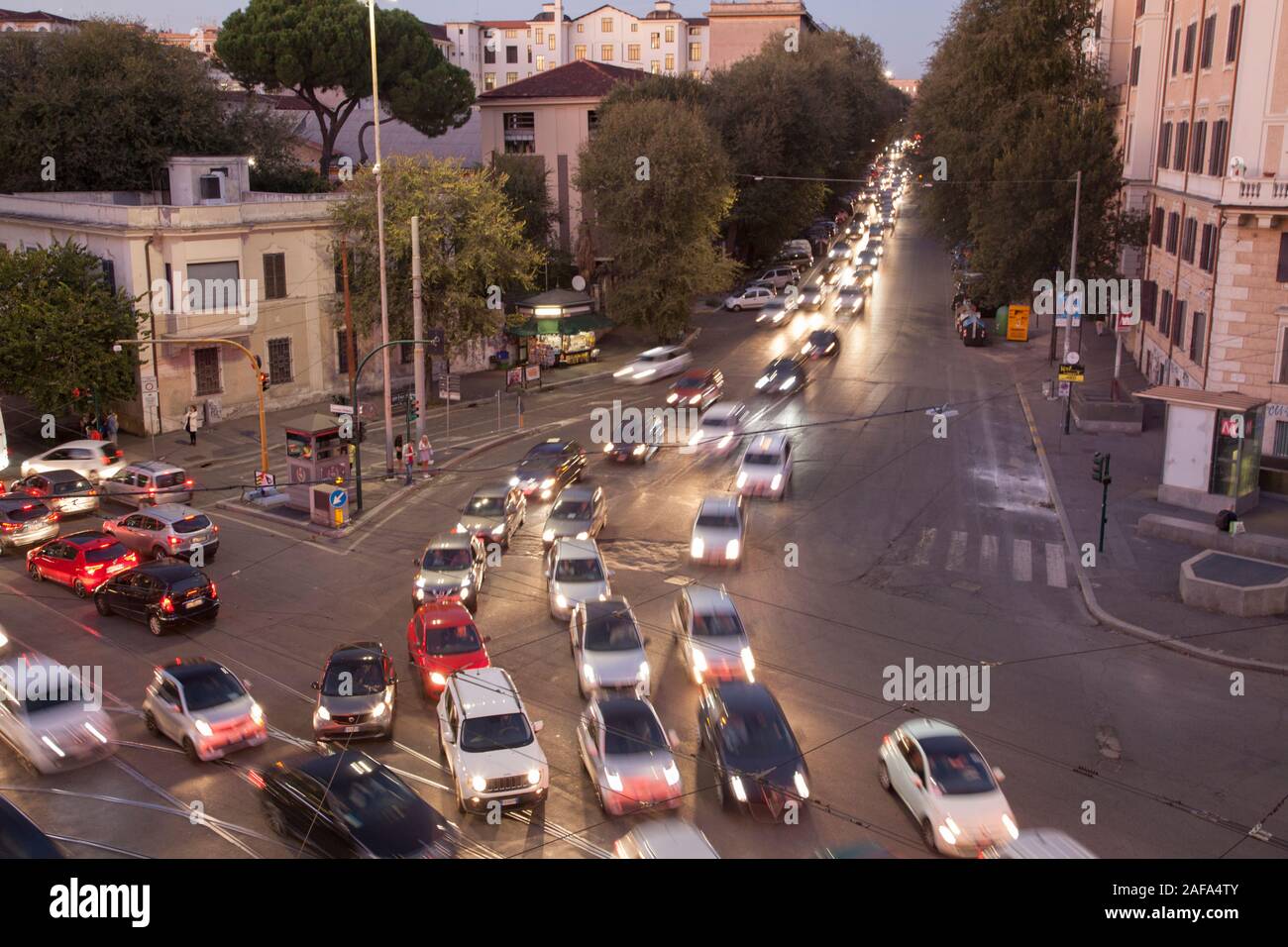 Staus in der Innenstadt von Rom, Italien, wodurch beide Luftverschmutzung und Lärmbelastung Stockfoto