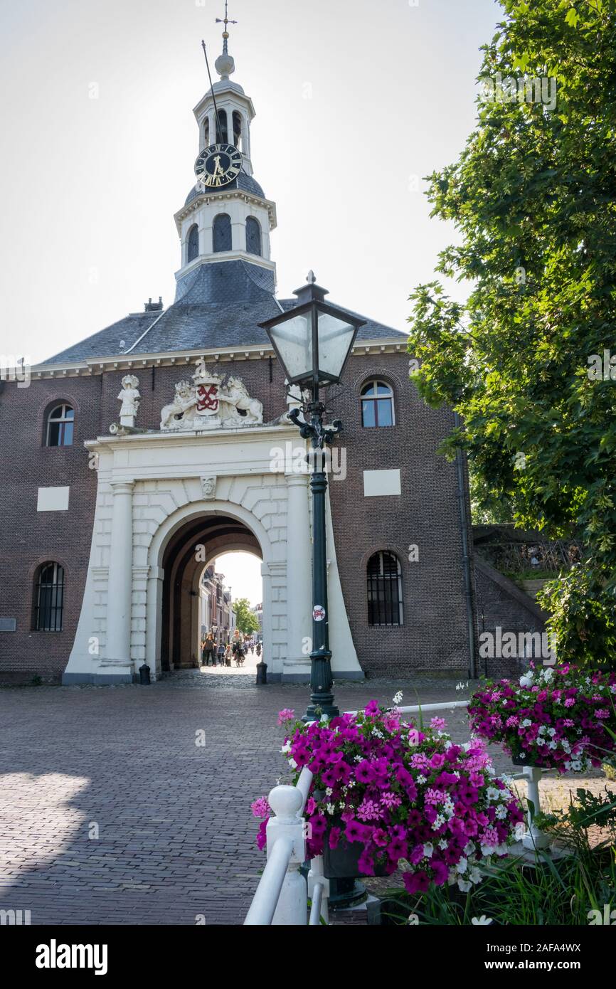 Tor (Zijlpoort) am Eingang des historischen Stadtzentrum in Leiden, Niederlande. Stockfoto