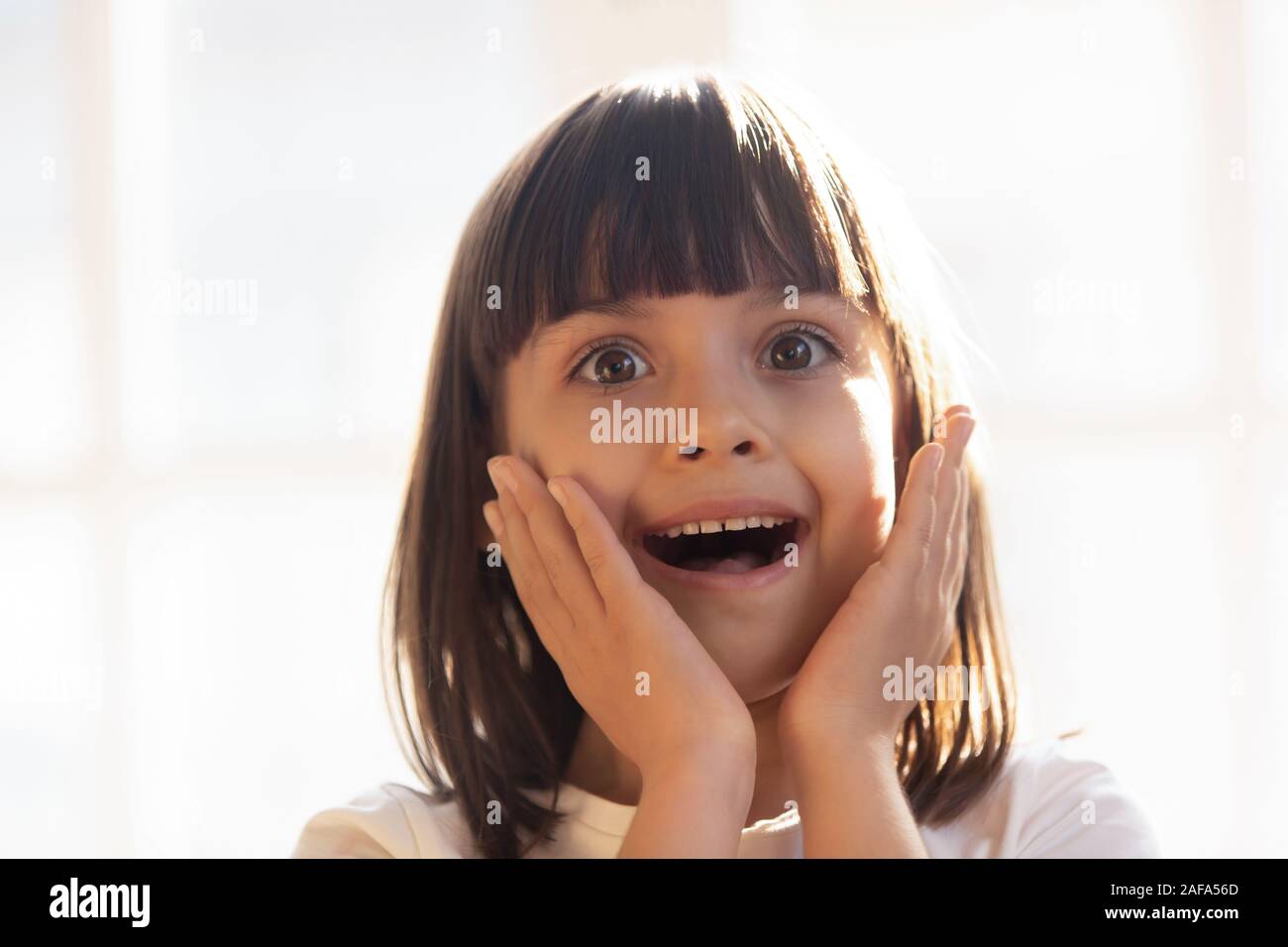 Kopf geschossen Portrait von überrascht aufgeregten kleinen niedliche Mädchen Kind Stockfoto