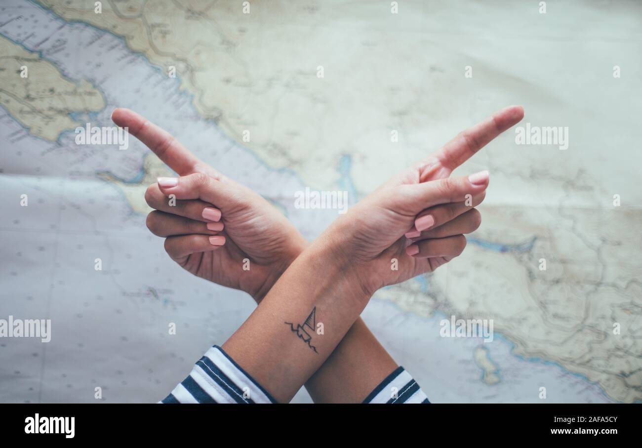 Durchgestrichene Hand mit Zeigefinger zeigen entgegengesetzte Richtungen Stockfoto