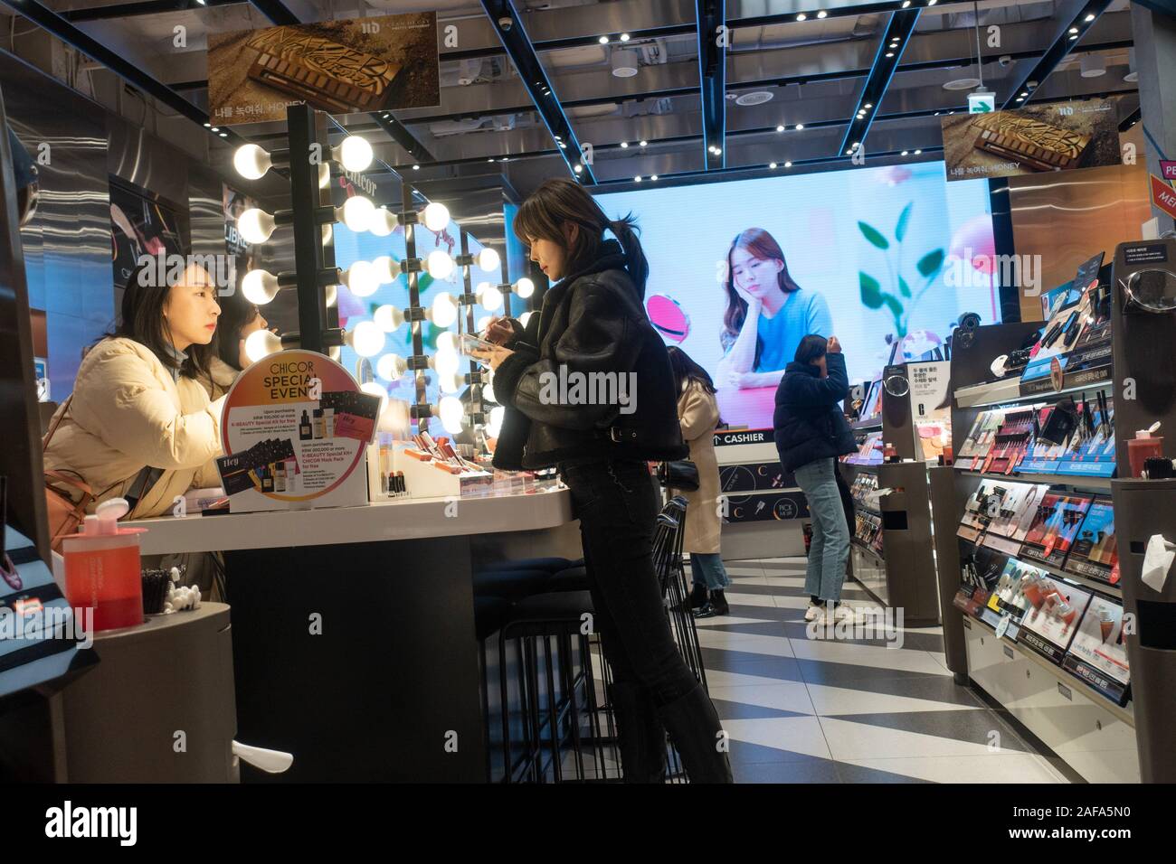 Seoul, Südkorea 2019 Frauen versuchen, Schönheit Produkte im Store Stockfoto