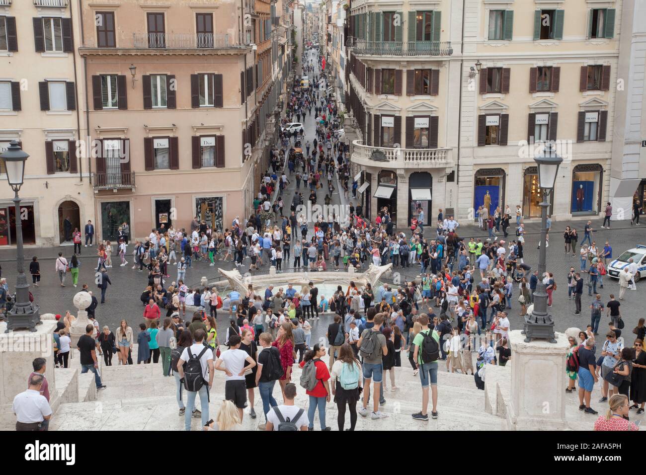 Massen von Touristen um die Unterseite der Spanischen Treppe in Rom, wo Sicherheit jetzt Leute sitzen, um Staus zu vermeiden Stockfoto