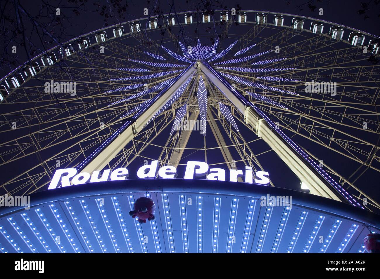 Das Riesenrad Roue de Paris ist ein Teil der weihnachtlichen Essen und Handwerkermarkt im Jardin des Tuileries in Paris, Frankreich. Stockfoto