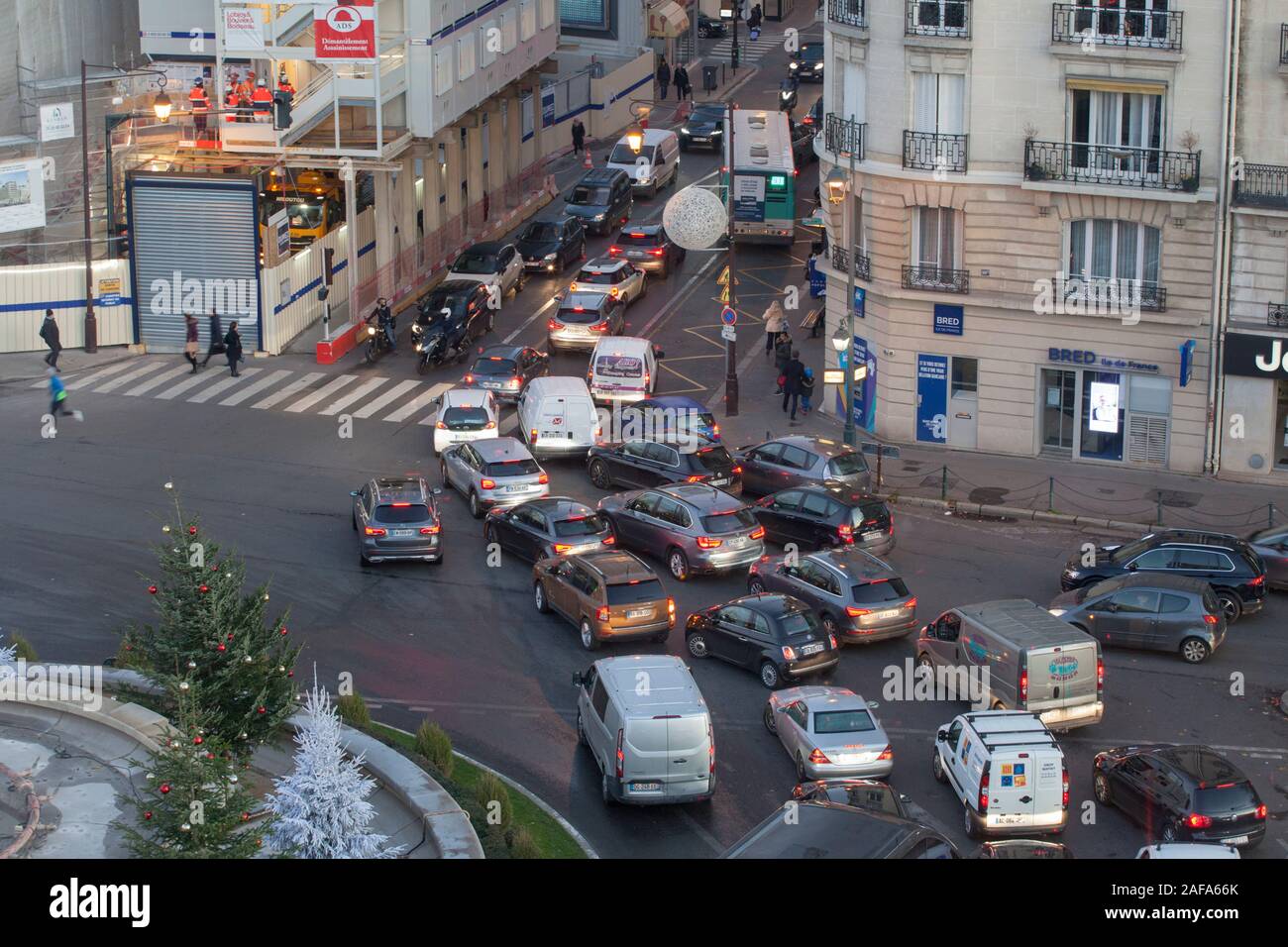 Stationäre Verkehr in einer engen Straße in Neuilly-sur-Seine, in der Stadt Paris. Stockfoto