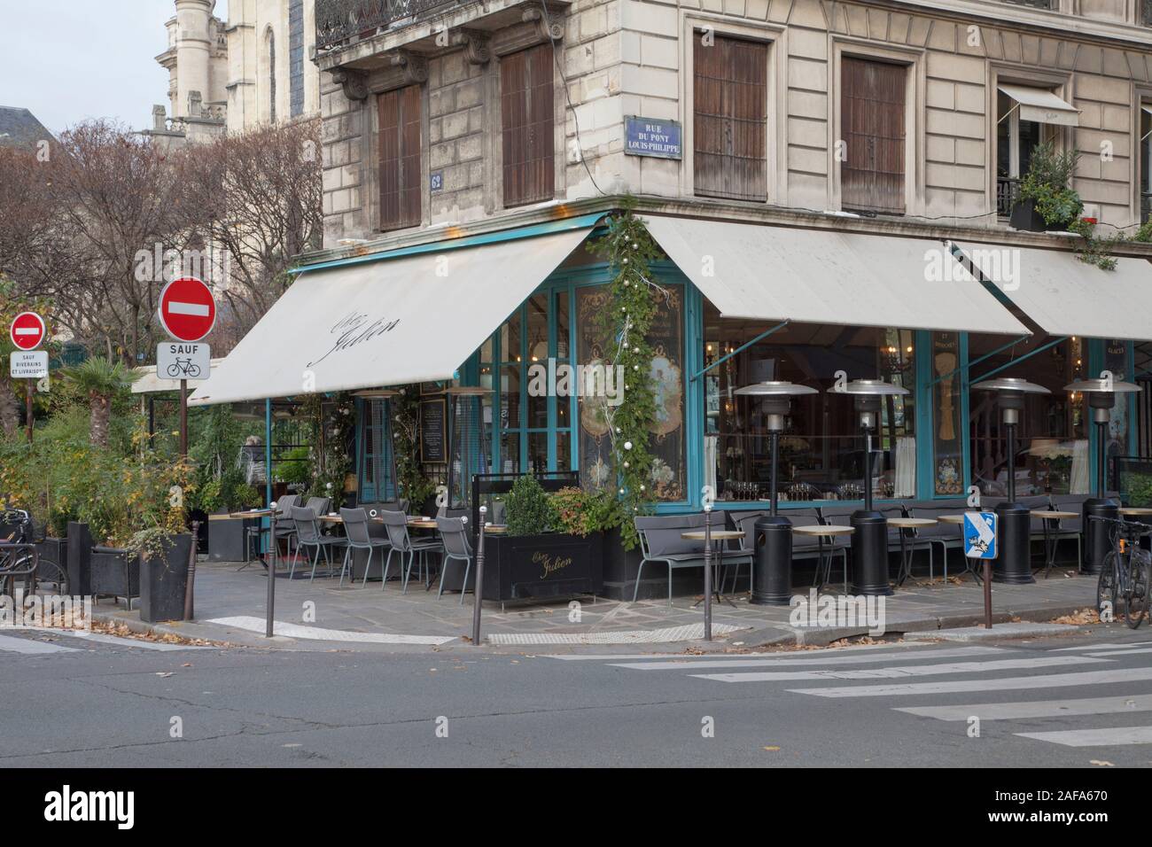 Chez Julien ist ein schickes Bistro serviert feine französische Küche in der Nähe von Pont Louis-Philippe am Ufer der Seine in Paris. Stockfoto