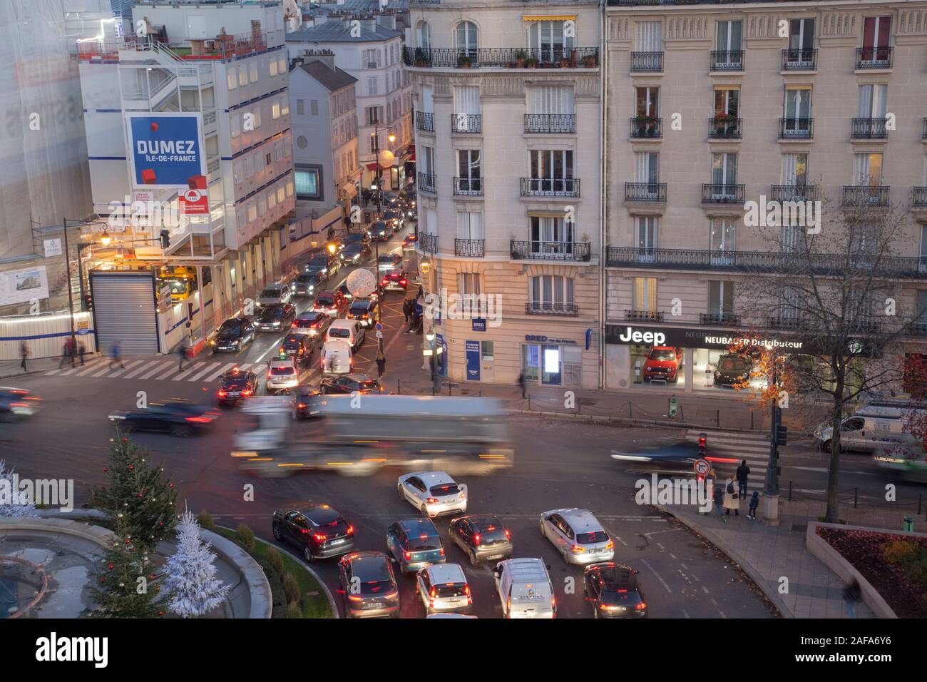 Ein schweres Fahrzeug durchquert festgefahrenen Verkehr in Neuilly-sur-Seine in der Stadt Paris. Stockfoto