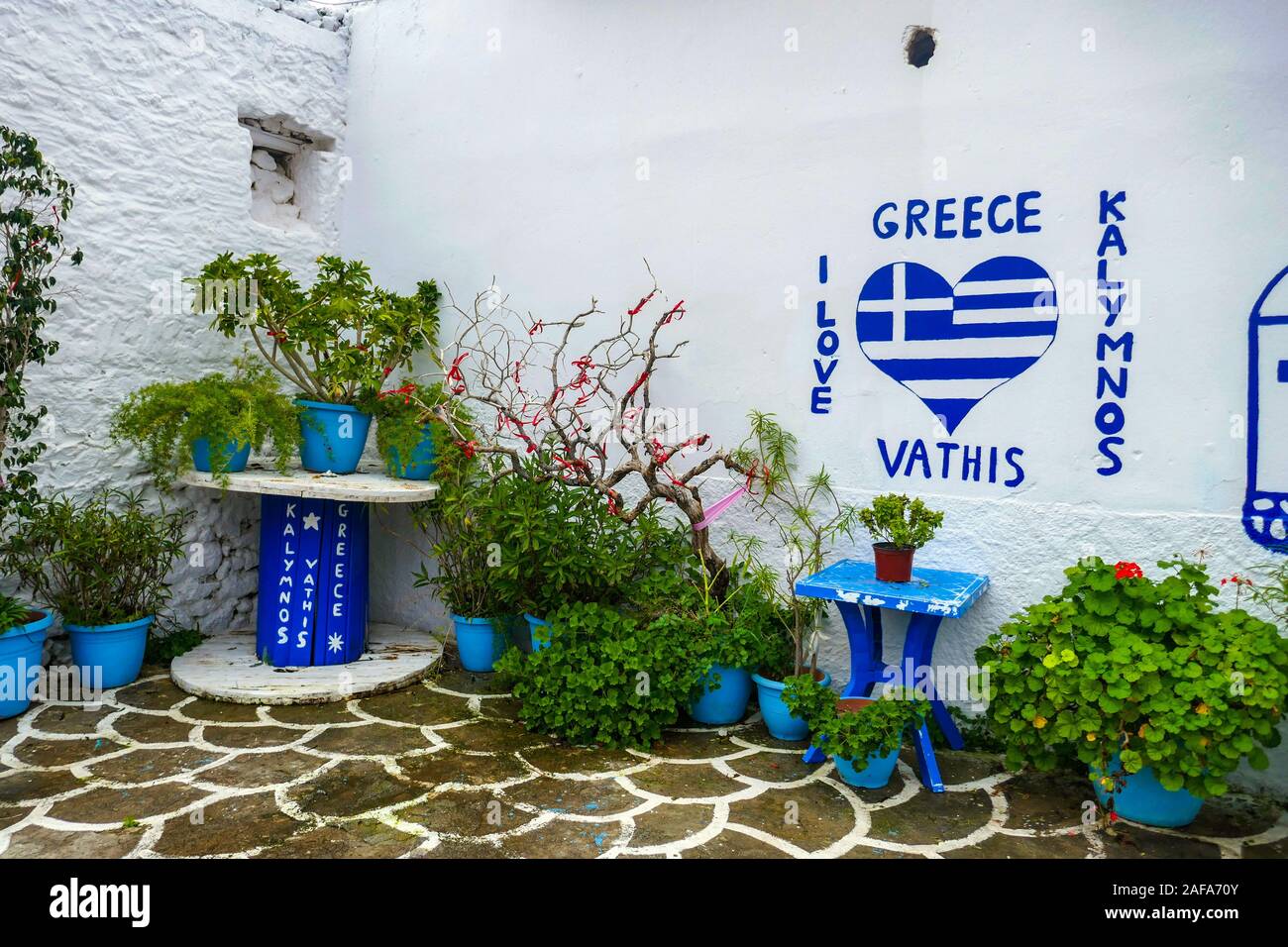 Blau und weiß gestrichenen Wand st kleine Dorf Vathy auf, Insel Kalymnos, Dodekanes, Ägäis, Griechenland, Stockfoto