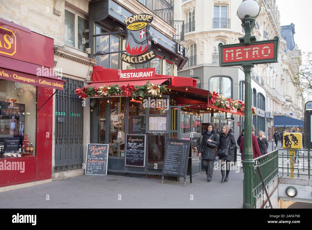 Le Marivaux ist ein Kaffee Restaurant in Paris mit Schweizer, französischen und europäischen Foos wie Fondue und Raclette Stockfoto