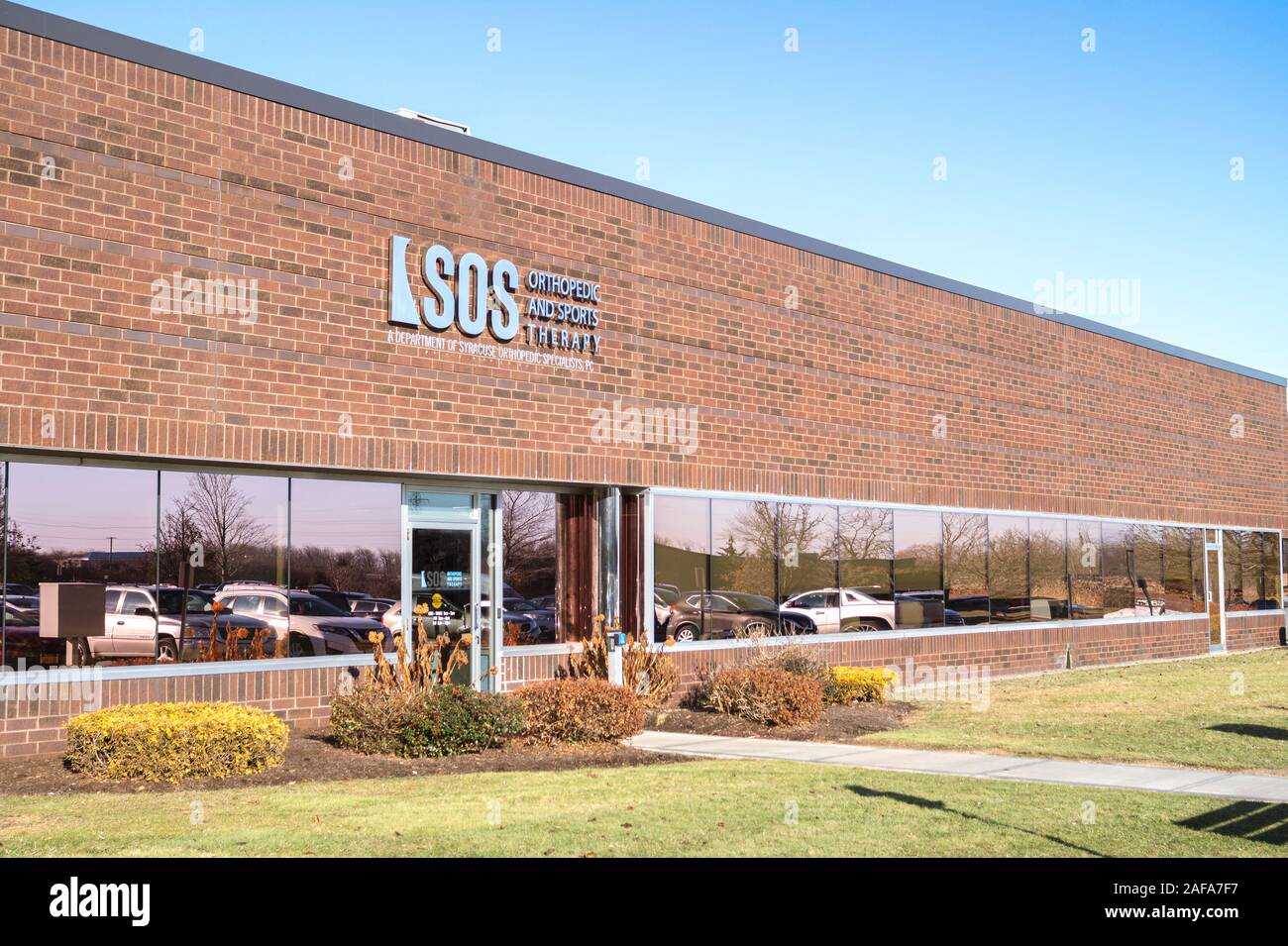 In Syracuse, New York - Dec 12, 2019: Gebäude Exterieur von orthopädischen und Sporttherapie, eine Abteilung von Syrakus Orthopäden, PC. Stockfoto