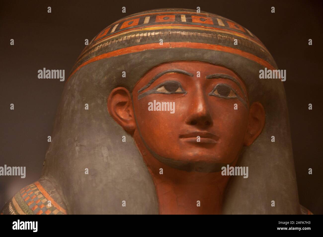 Gesicht Detail einer lackierten ägyptischen Sarkophag in der Louvre, Paris Stockfoto