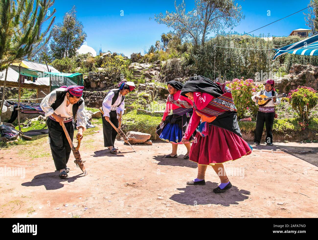 Taquile, Peru - Jan 5, 2019: Unbekannter Musiker und Tänzer in traditionellen Outfit für die Insel Taquile. Peru. Stockfoto