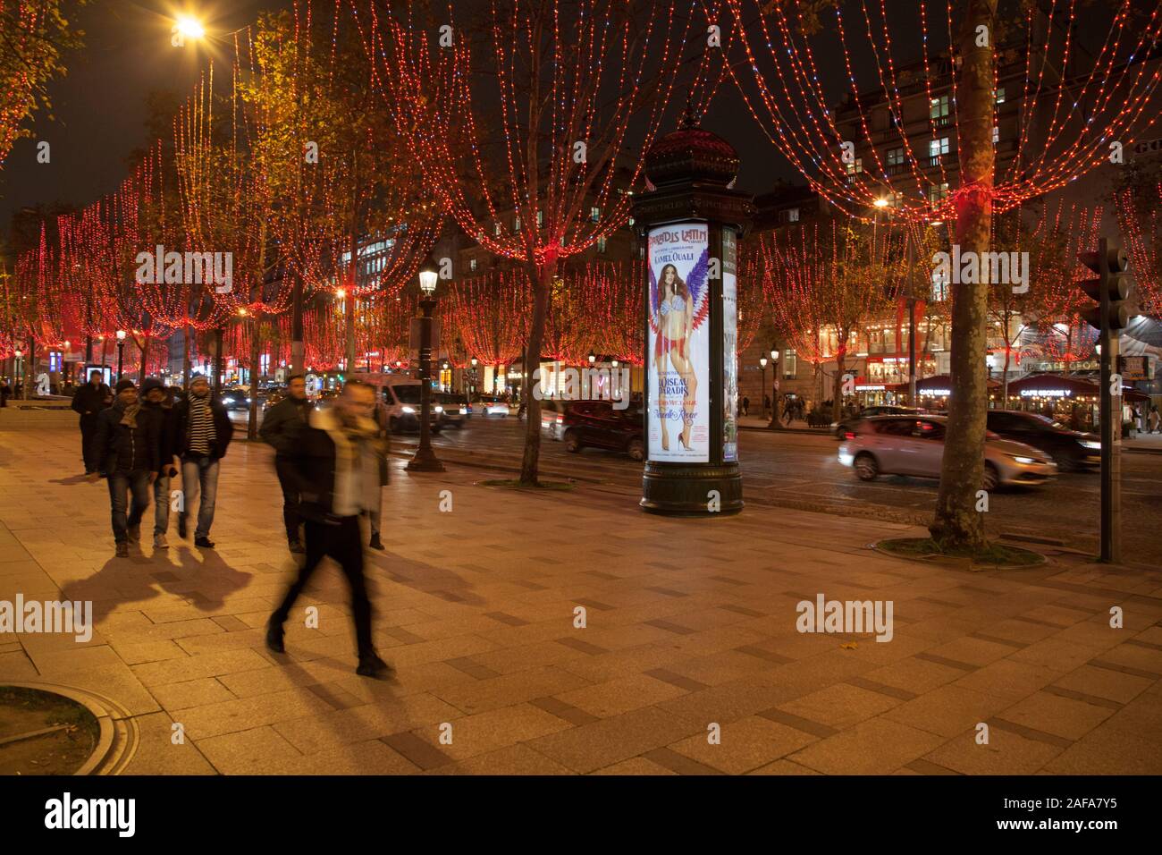 Fußgänger geniessen Sie die Weihnachtsbeleuchtung auf der Champs-Élysées in Paris. Stockfoto