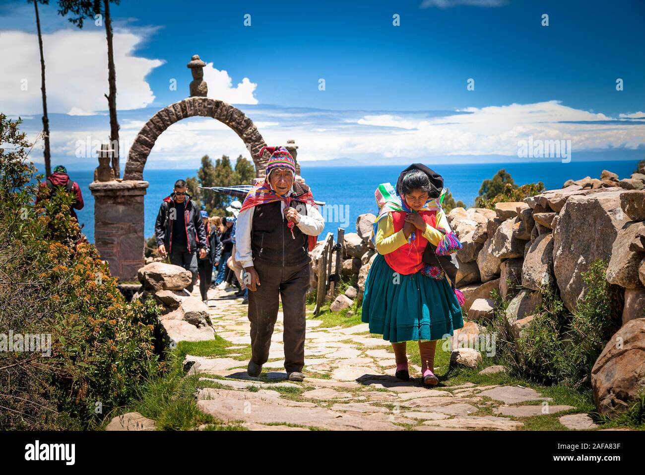 Taquile, Peru - Jan 5, 2019: Unbekannter lokaler Bewohner der Insel Taquile im traditionellen Outfit für die Insel Taquile. Peru. Stockfoto