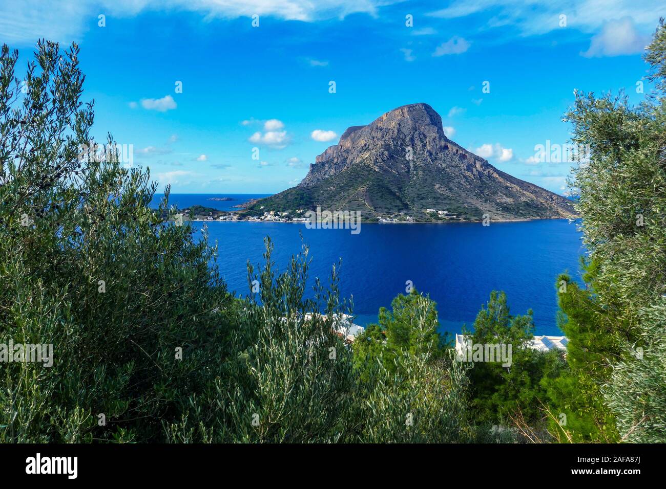 Die weißen Häuser der Insel Telendos von der Insel Kalymnos, Dodekanes, Ägäis, Griechenland gesehen, Stockfoto