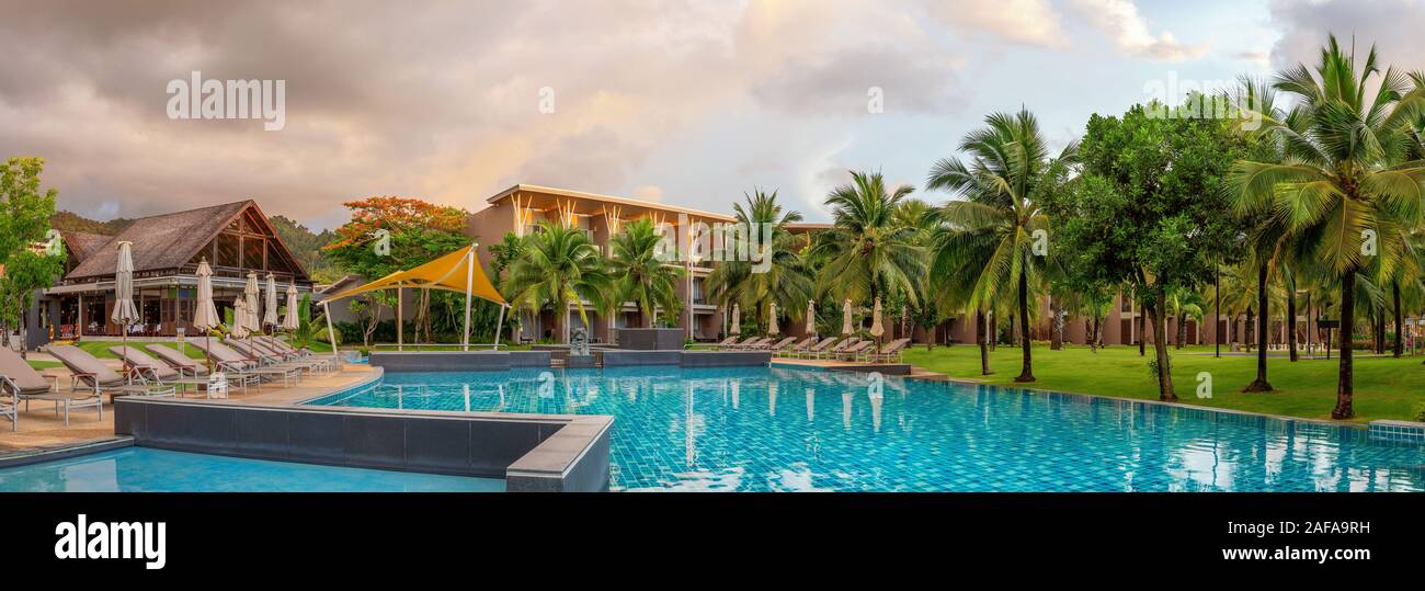 Khao Lak, Thailand, 30. November 2019: Panorama der schicke 5-Sterne Hotel mit Pool der Sandstrand von Kata. Abend um, Palmen und grünen Gras Stockfoto