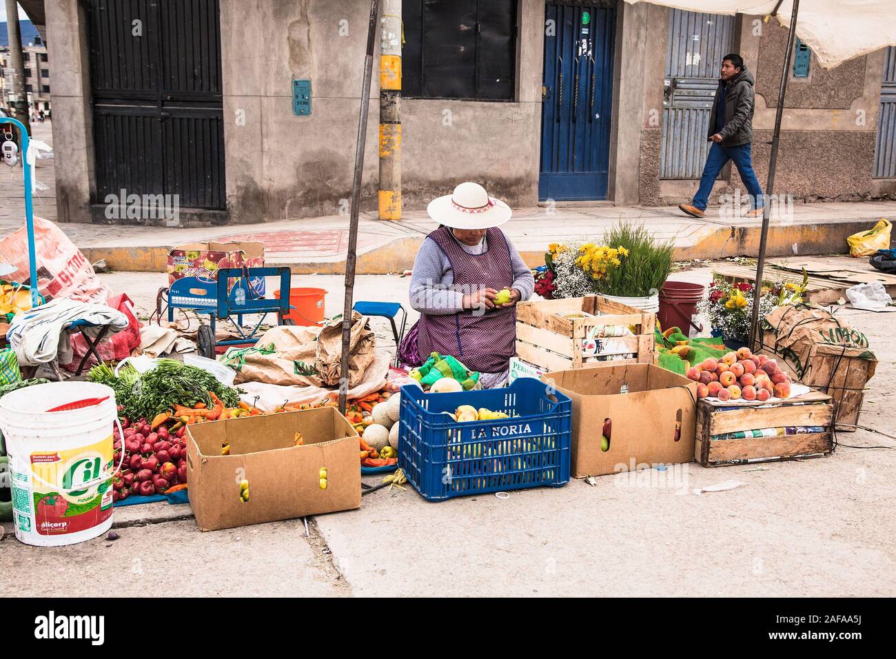 Puno, Bolivien - Jan 5, 2019: Unindentified Frau in traditioneller Tracht auf der Straße Markt von Puno Stadt Stadt am Titicaca-See in Bolivien. Stockfoto