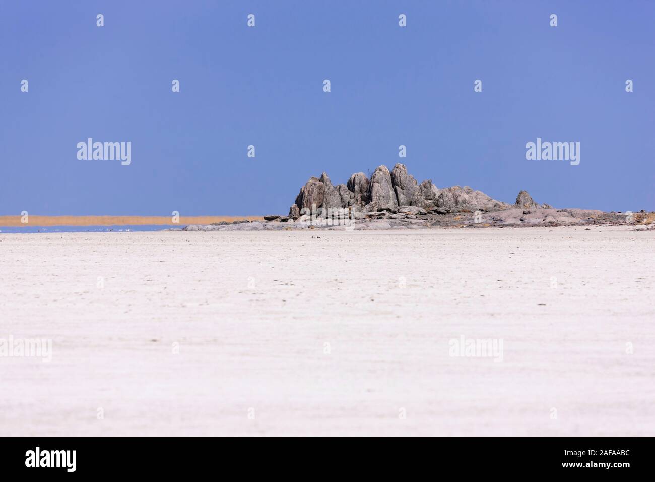 Rocky Kubu Island in Salzpfanne, Sowa Pan (Sua Pan), Makgadikgadi Pans, Botsuana, Südafrika, Afrika Stockfoto
