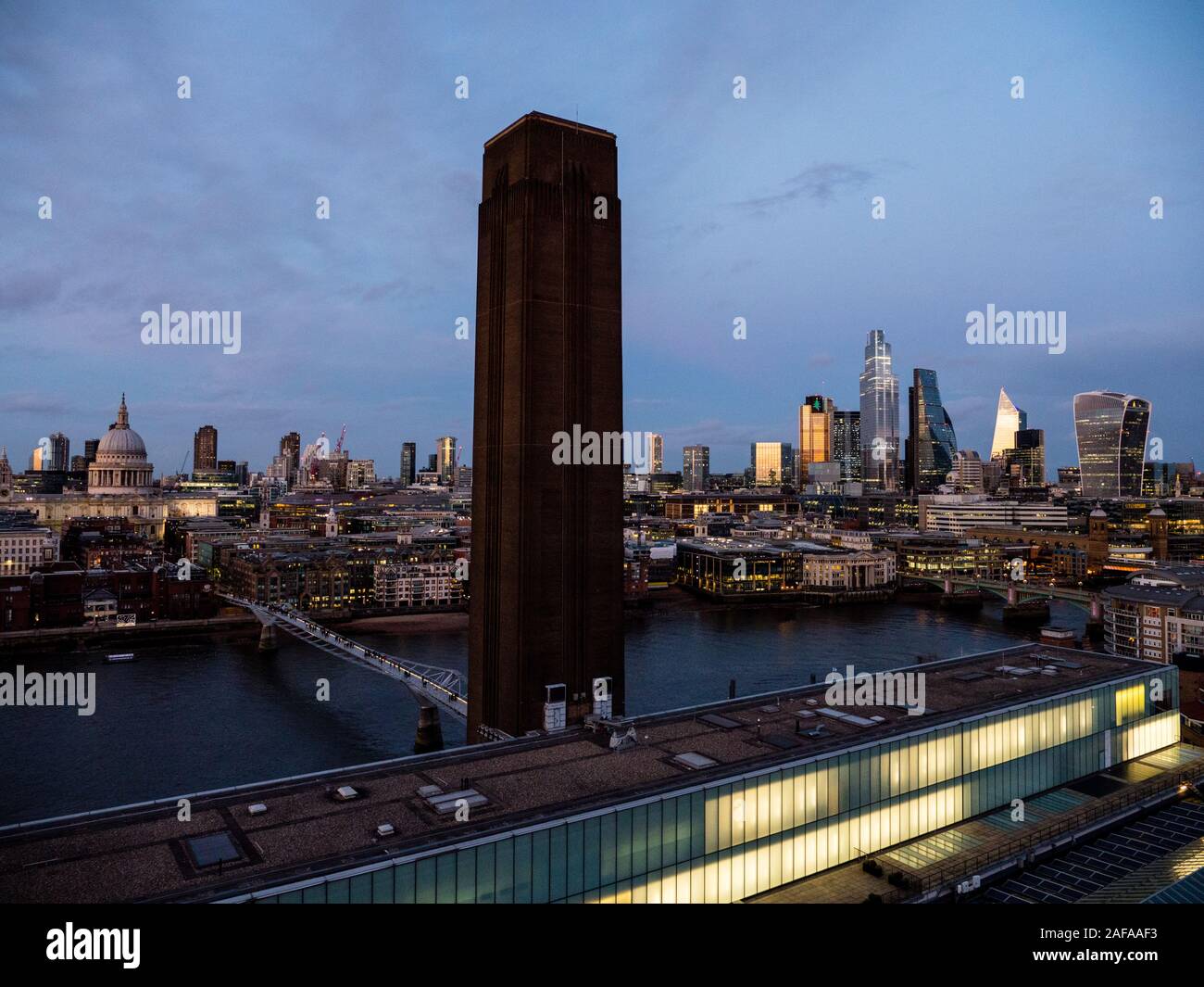 Das Dach des Tate Modern, die Themse, die St. Paul's Cathedral und die City von London, Nacht, London, England, UK, GB. Stockfoto